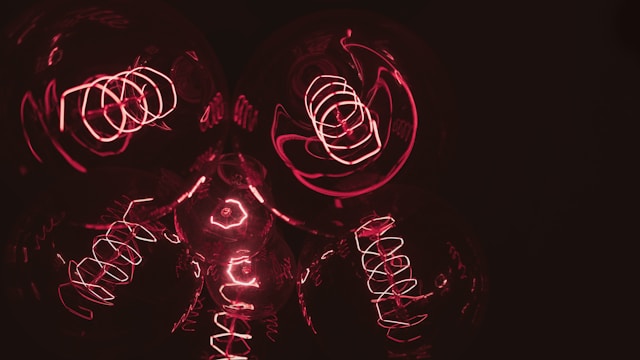 Ilustrasi lampu menyala dengan genset di medan